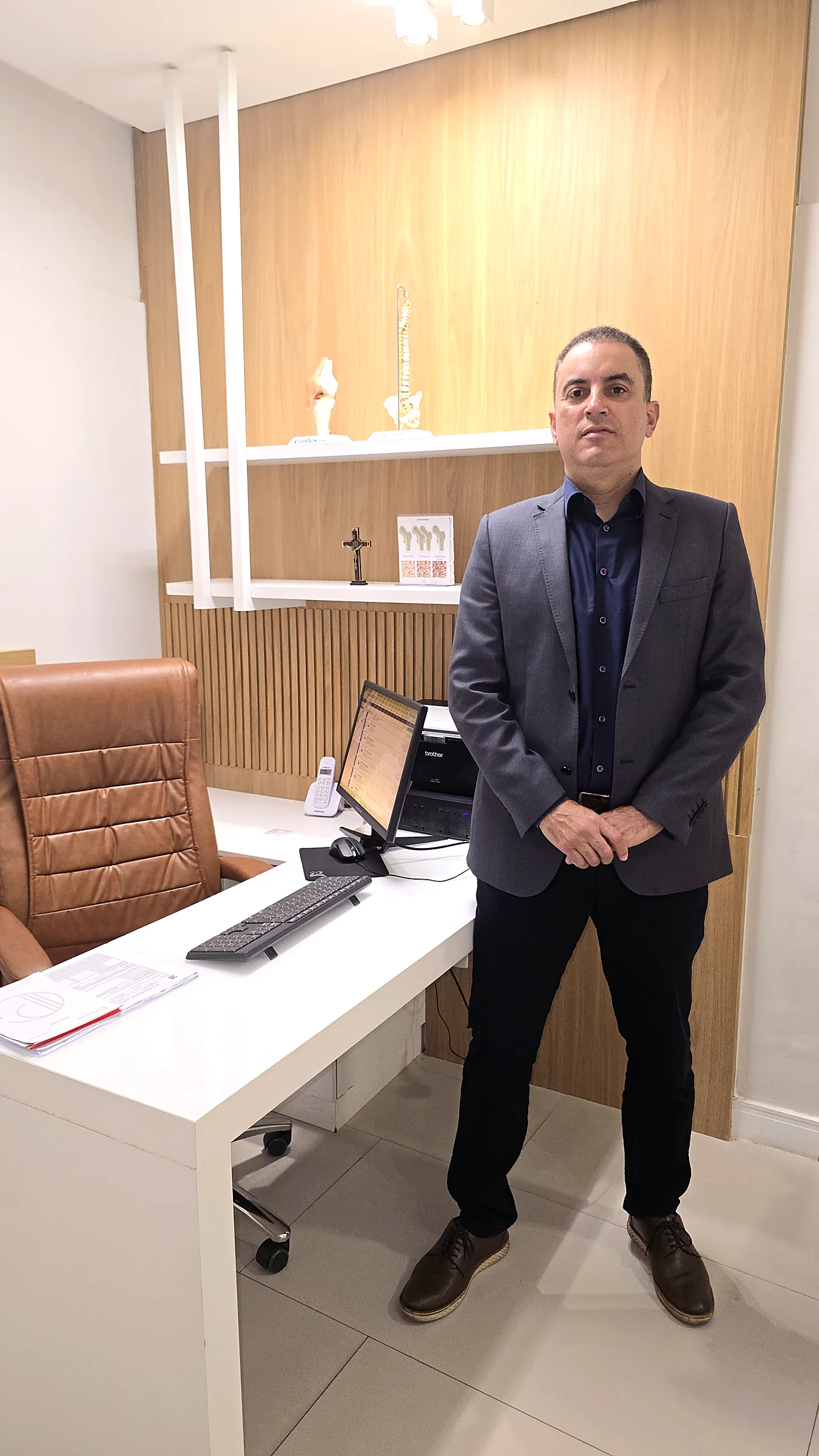 Dr. Leandro Mafalda, médico ortopedista e cirurgião de joelho, em seu consultório